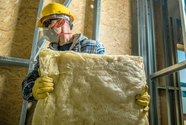 worker-with-wool-insulation
